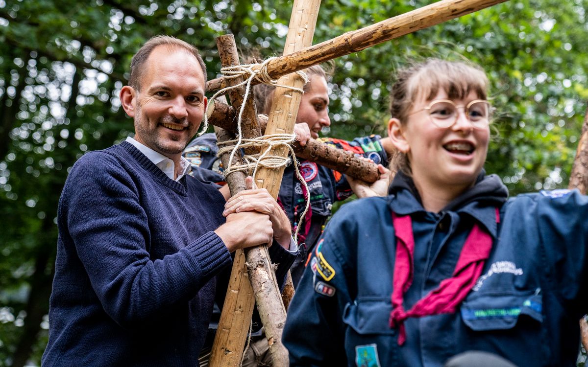 Skatteminister besøger spejdere i Rødovre