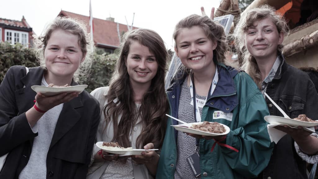 Unge kvinder med tallerkener