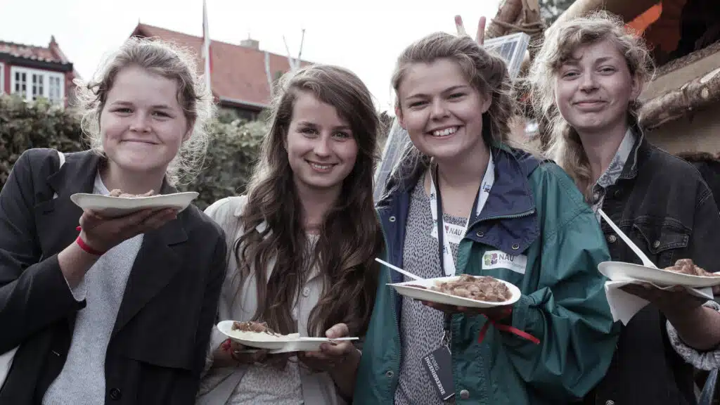 Unge kvinder med tallerkener