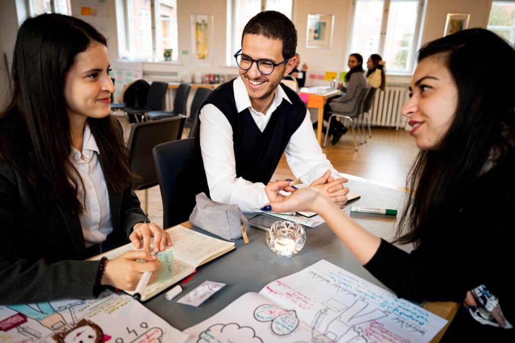 Gruppe af unge snakker sammen