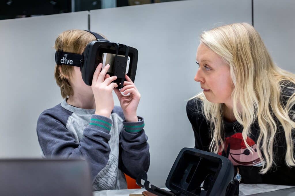 Barn holder skærm foran hovedet