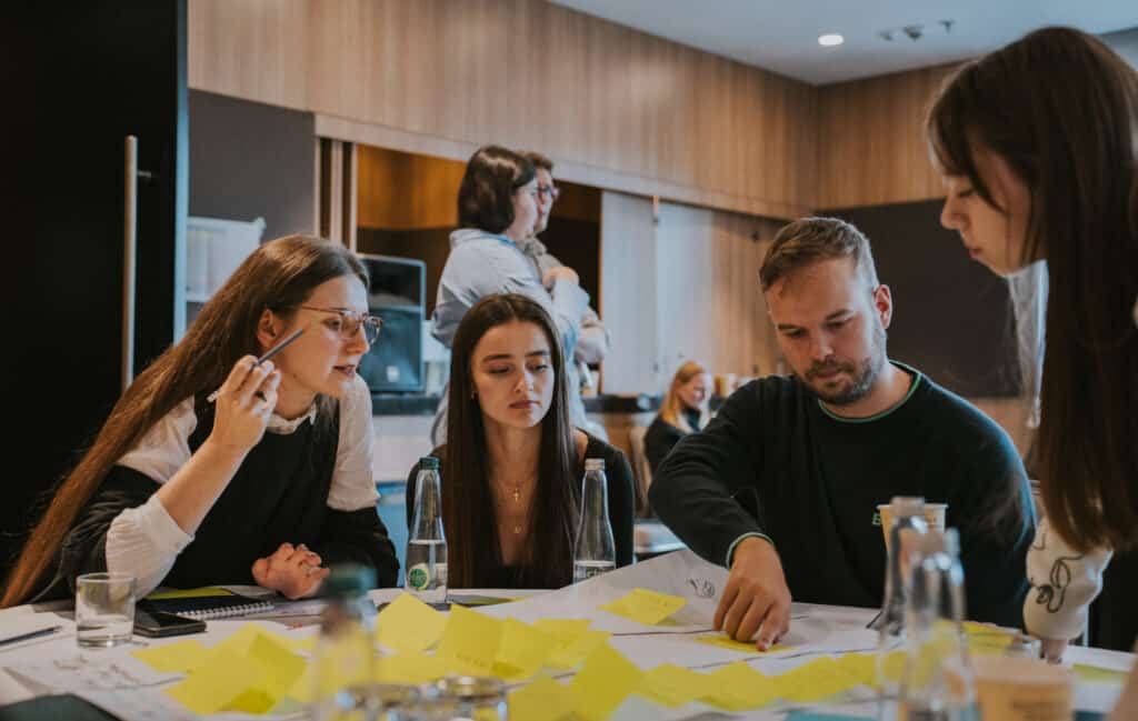 Grupper arbejder på papir