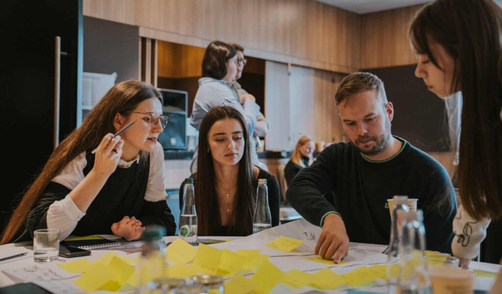 Grupper arbejder på papir