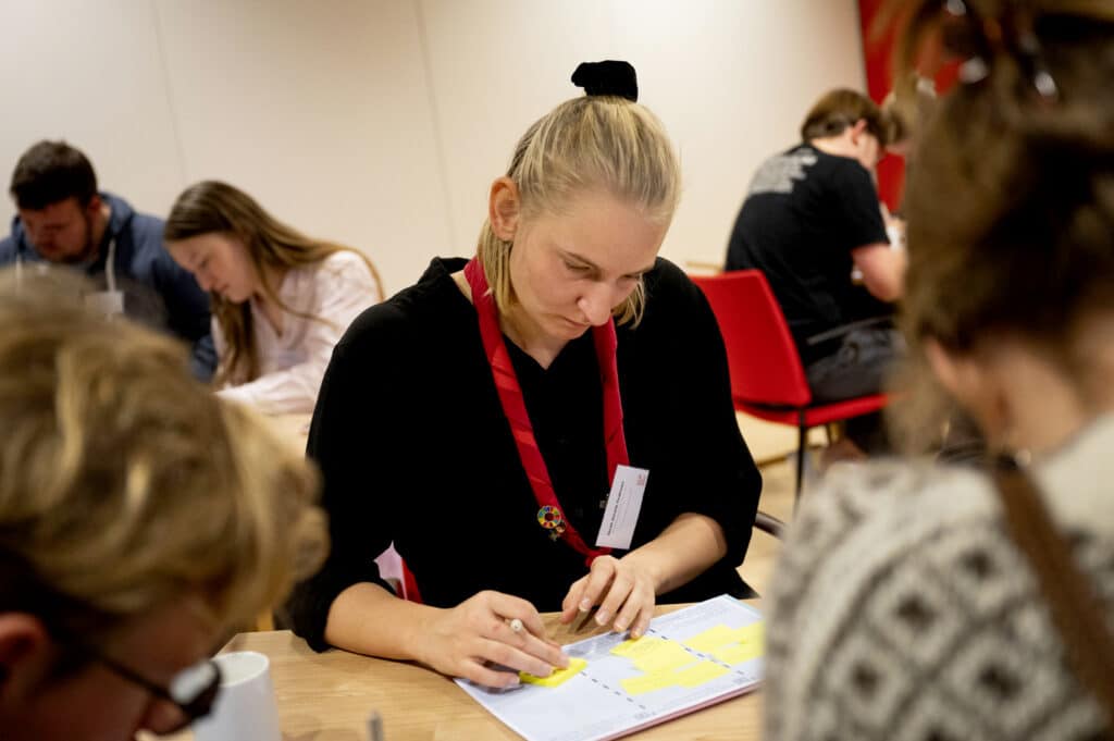 Ung kvinder skriver post-it notes