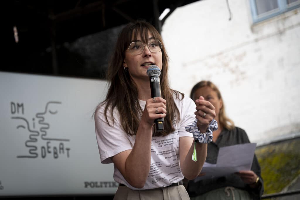 Ung kvinde med mikrofon