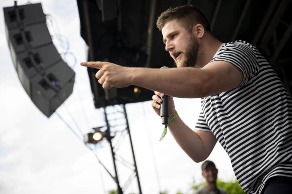 Ung mand taler i mikrofon