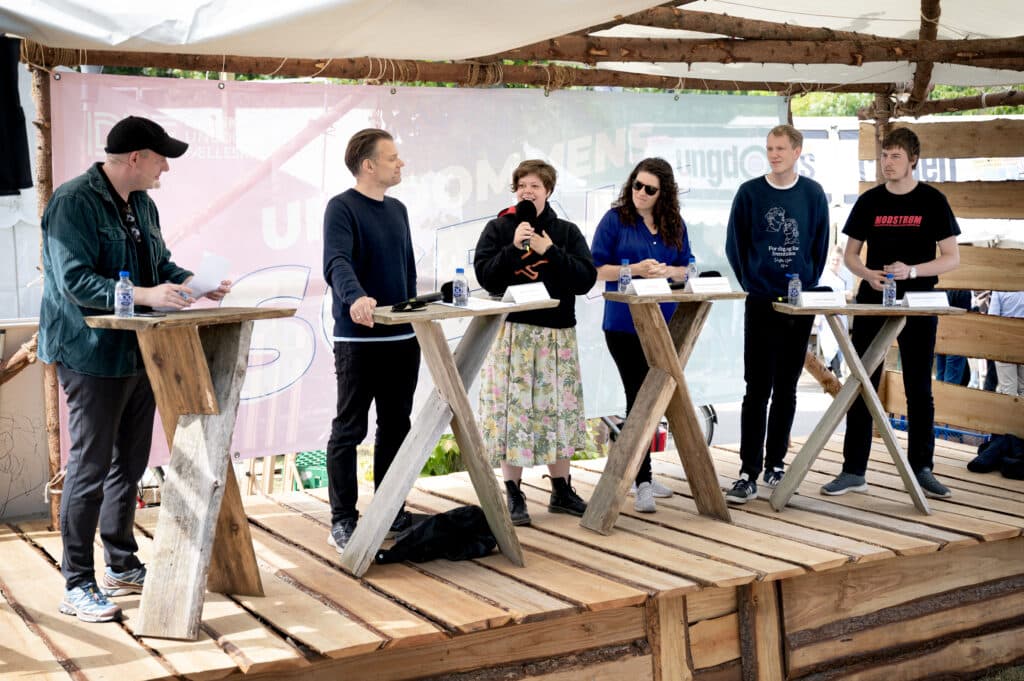 Scene med unge mennesker