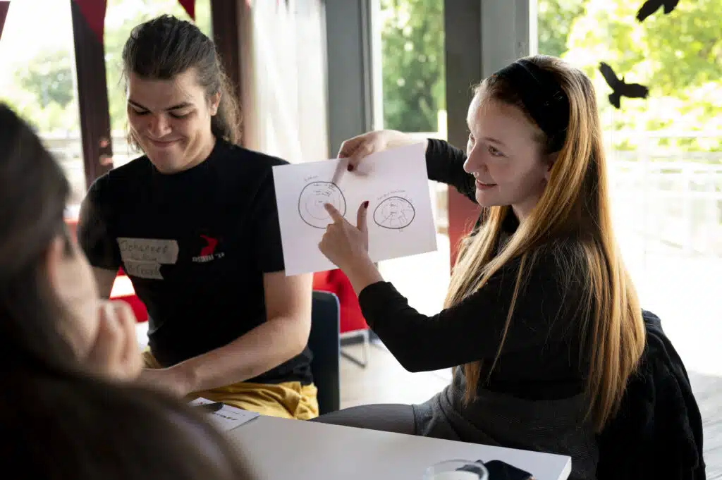 Ung kvinde peger på papir