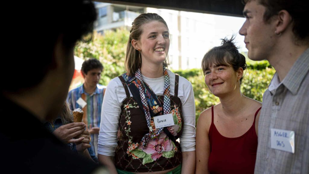 Gruppe af unge der snakker