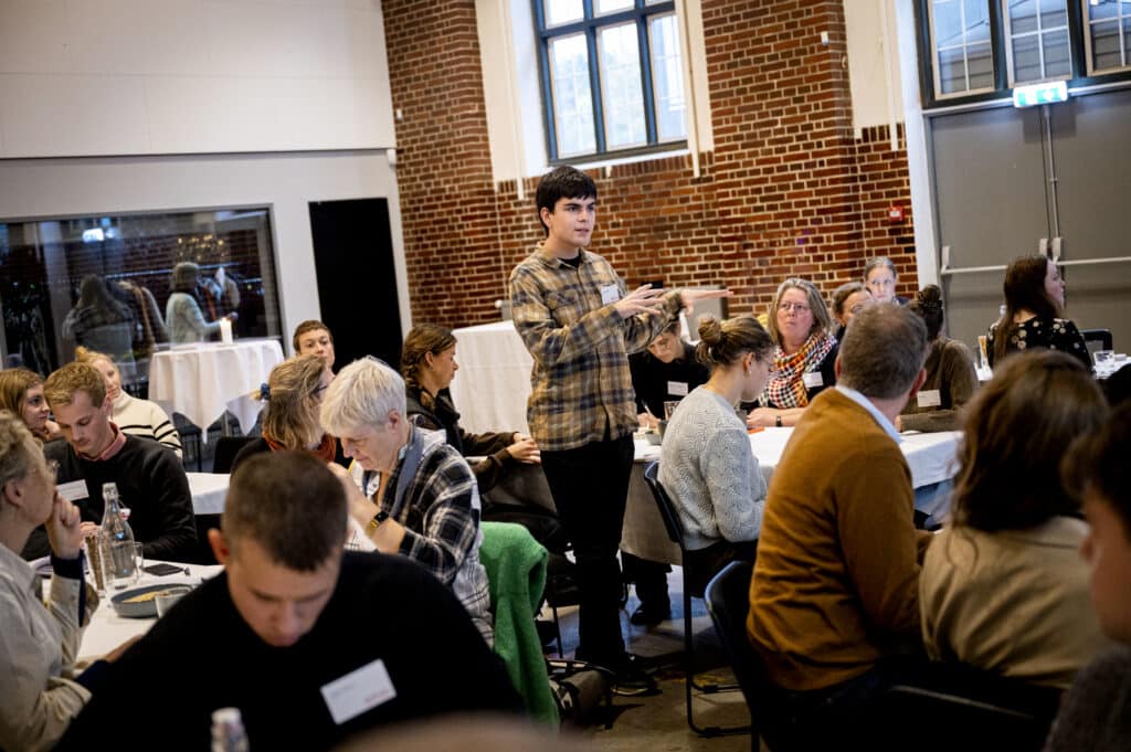 Ung mand stiller spørgsmål til workshop.