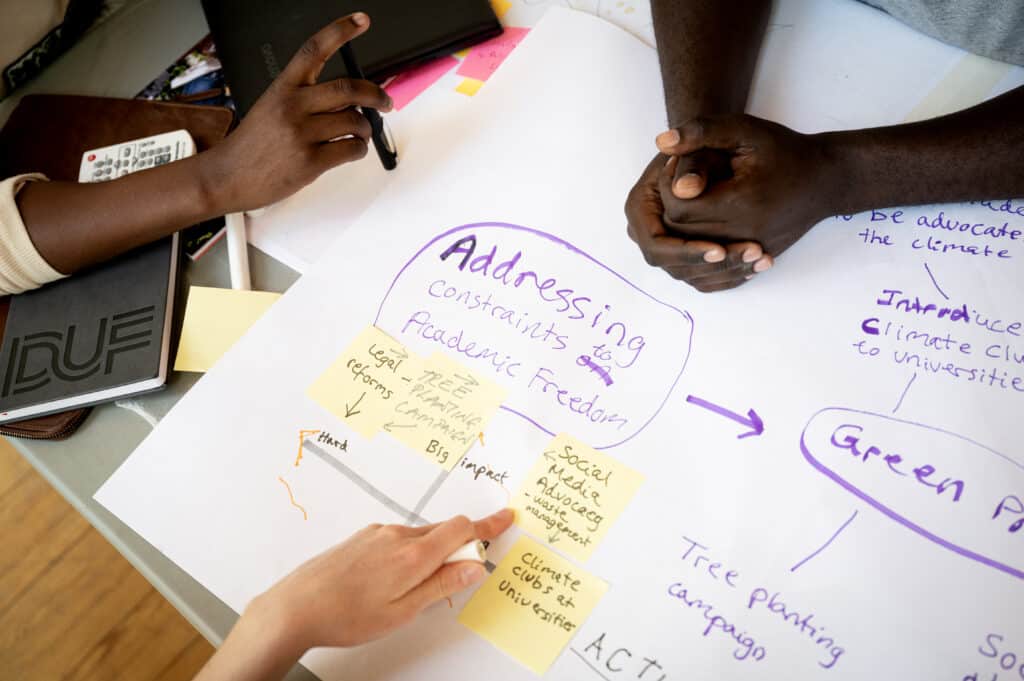 Ung skriver på papir