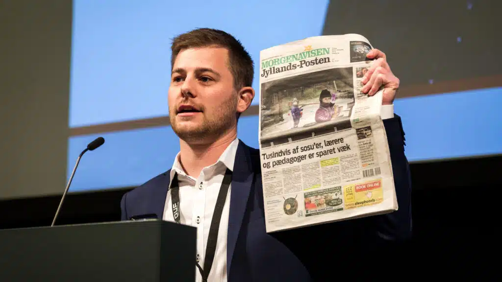 Ung mand holder avis