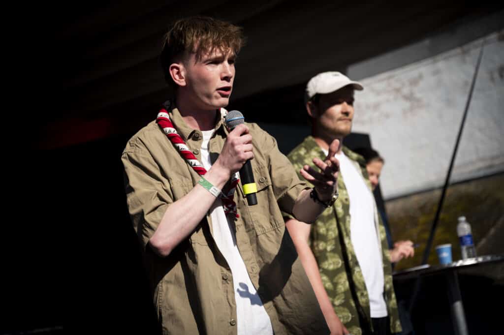 Ung mand taler i mikrofon