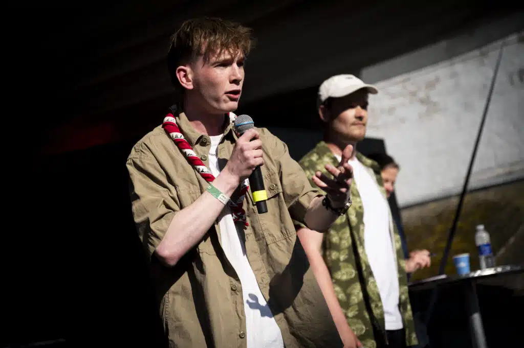 Ung mand taler i mikrofon