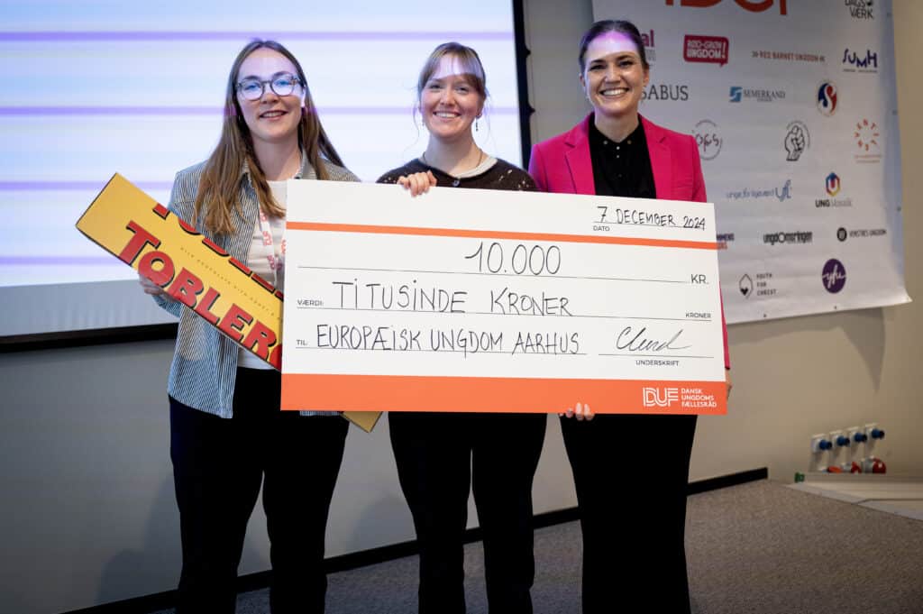 Europæisk Ungdom Århus modtager prisen som Årets Ungdomsforening 2024.