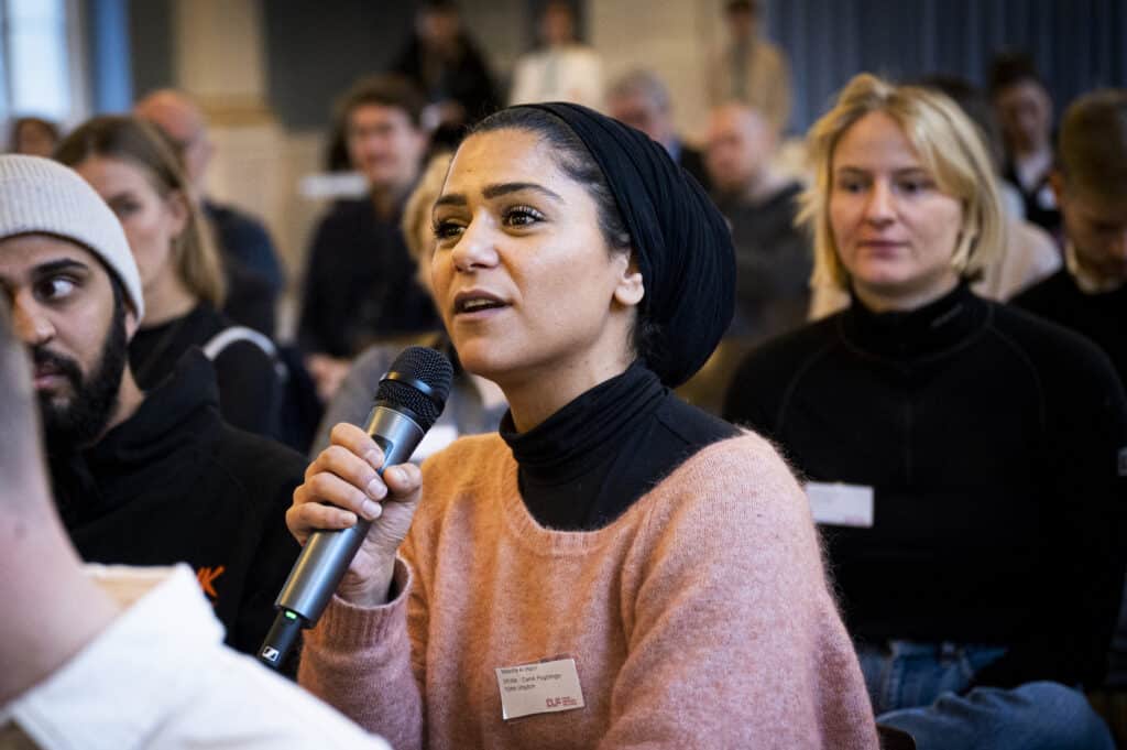 Ung kvinde med mikrofon