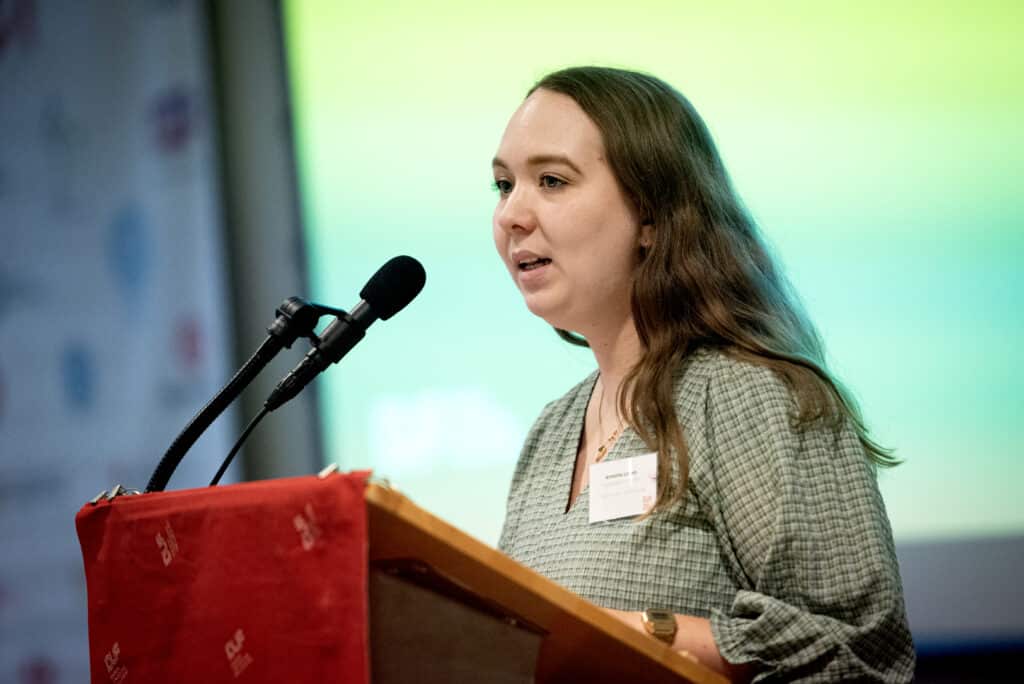 Ung kvinde står på DUFs talerstol