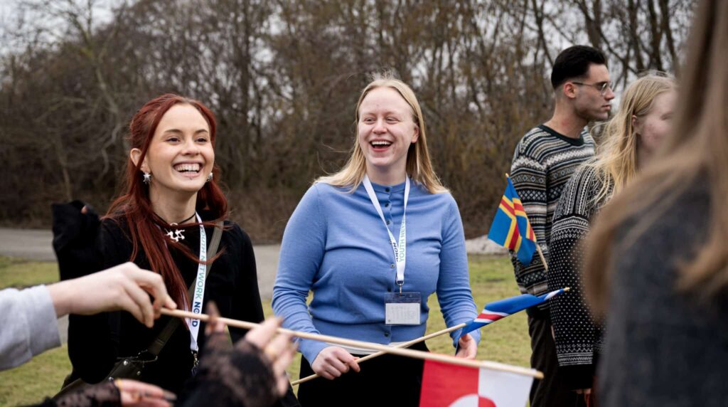 Gruppe af ung griner med flag i hånden