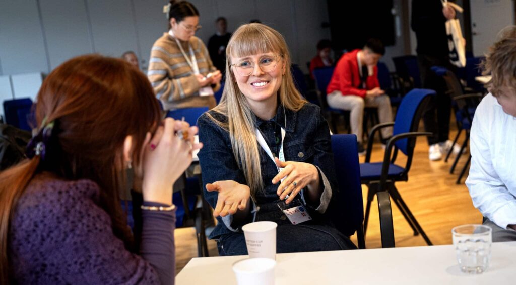 Samtale mellem to unge kvinder