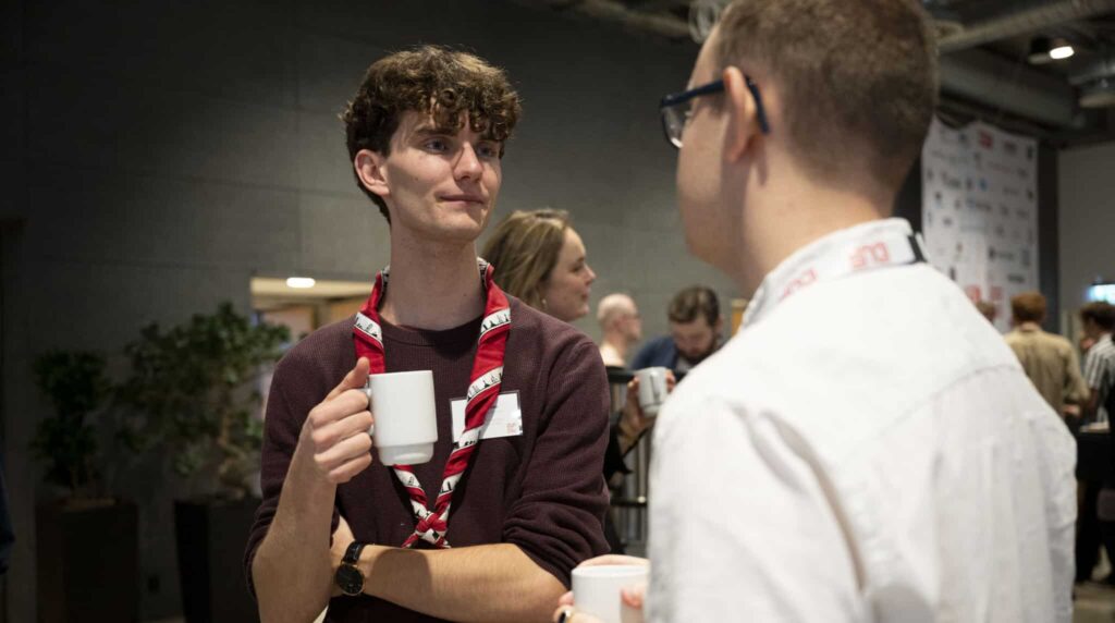 To unge mænd taler sammen.