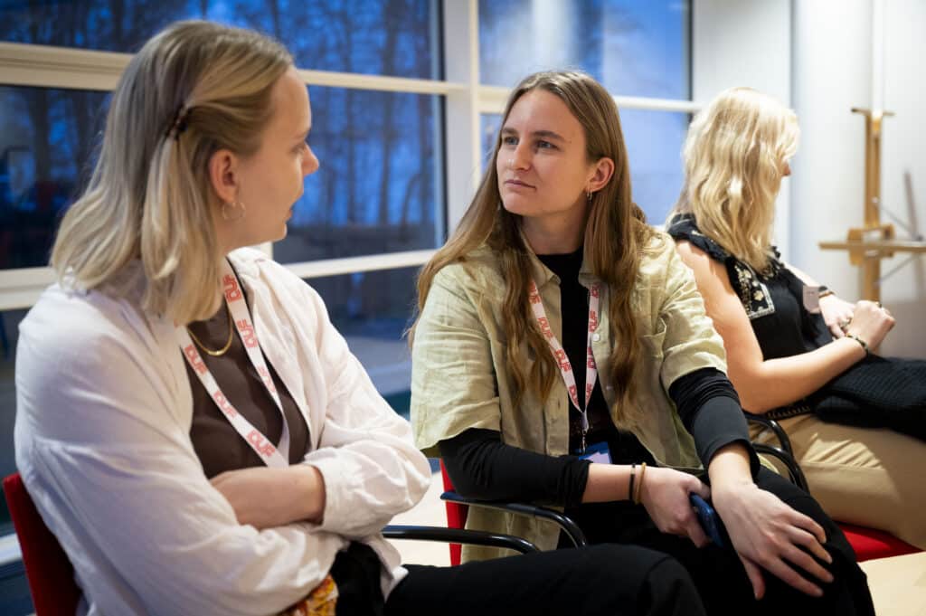 To unge kvinder snakker sammen