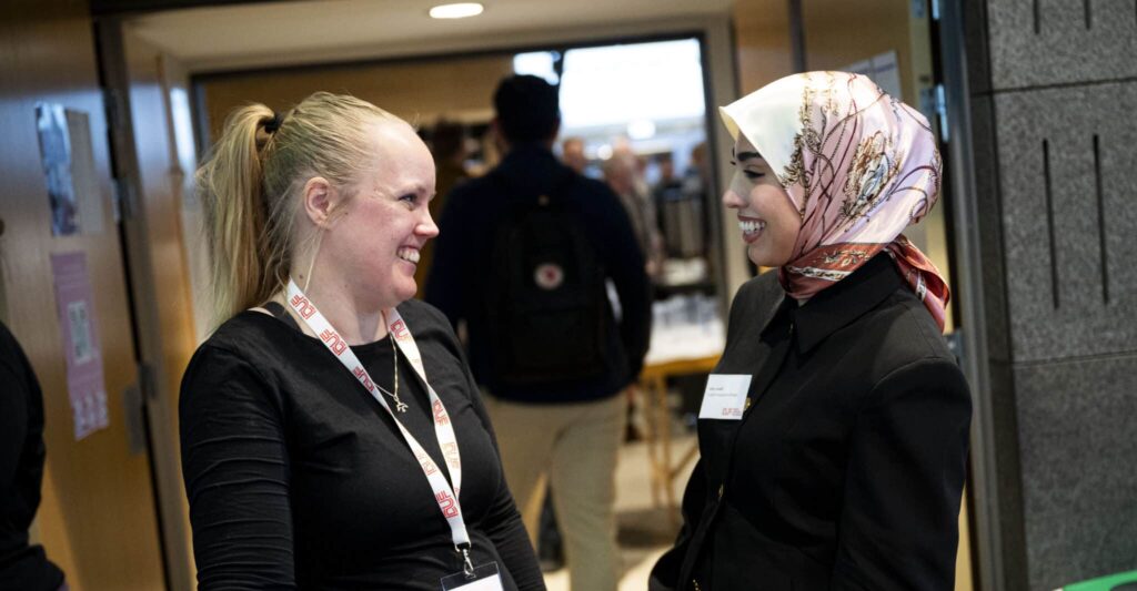 Samtale mellem to unge kvinder