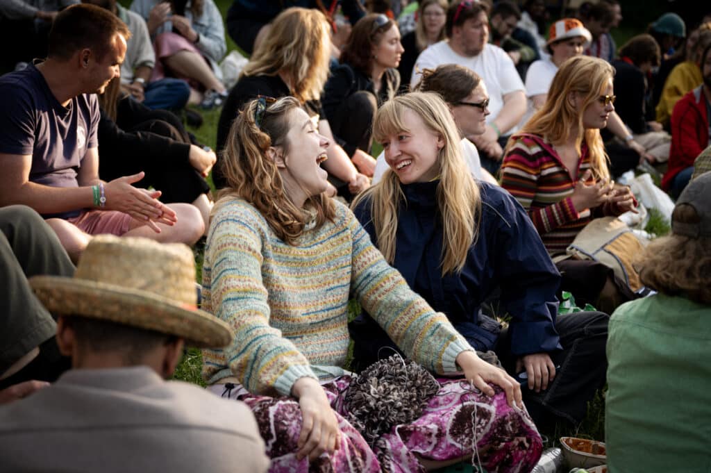 To unge kvinder snakker og griner