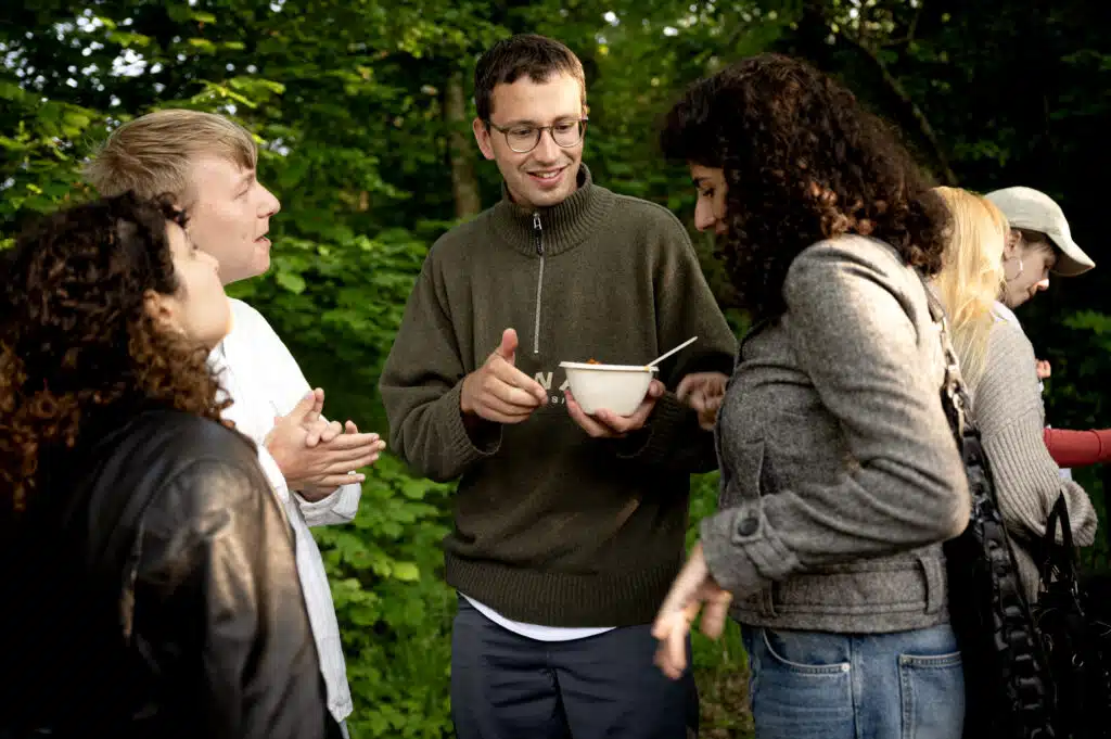 Gruppe af unge snakker i rundkreds