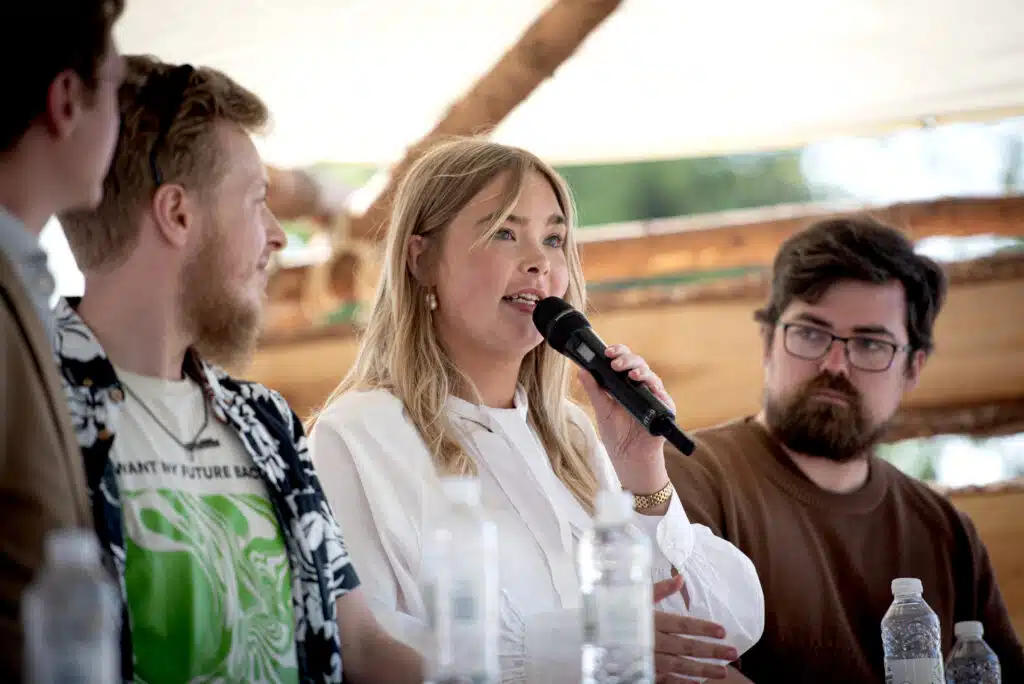 Ung kvinde taler i mikrofon