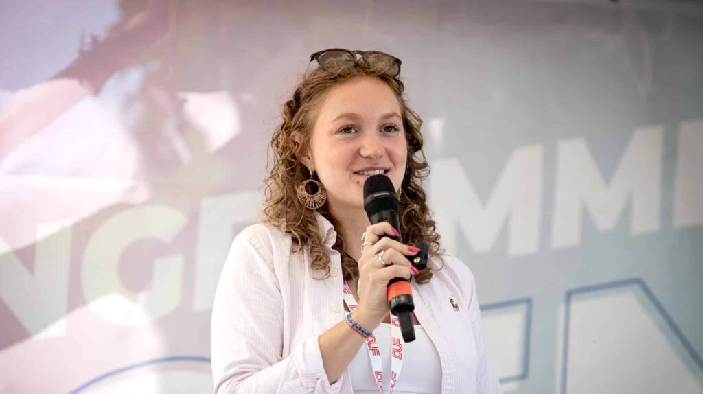 Ung kvinde taler i mikrofon