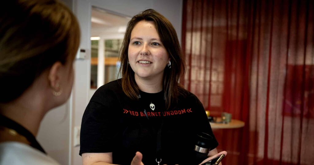 Ung kvinde taler til anden ung kvinde