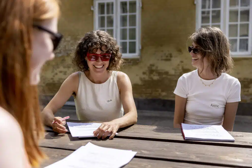 Gruppe af kvinder sidder ved bord