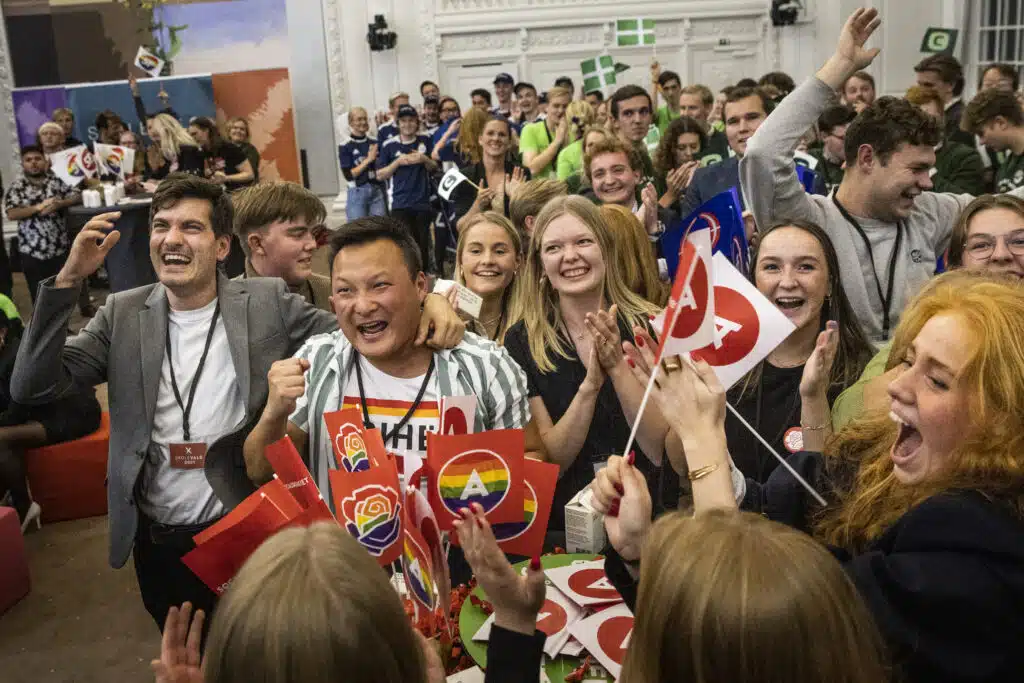 Gruppe af unge fejrer valgresultat