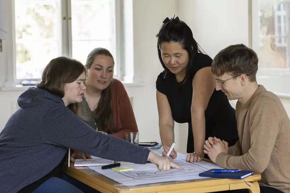 Gruppe af unge tegner og fortæller