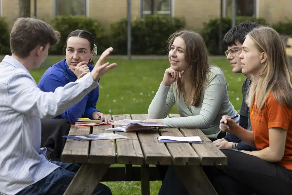 Gruppe af unge snakker rundt om bord